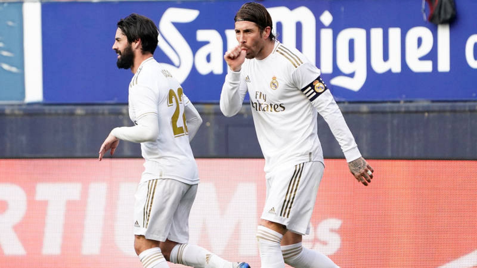 Sergio Ramos celebra su gol, con Isco de fondo, autor del primer tanto