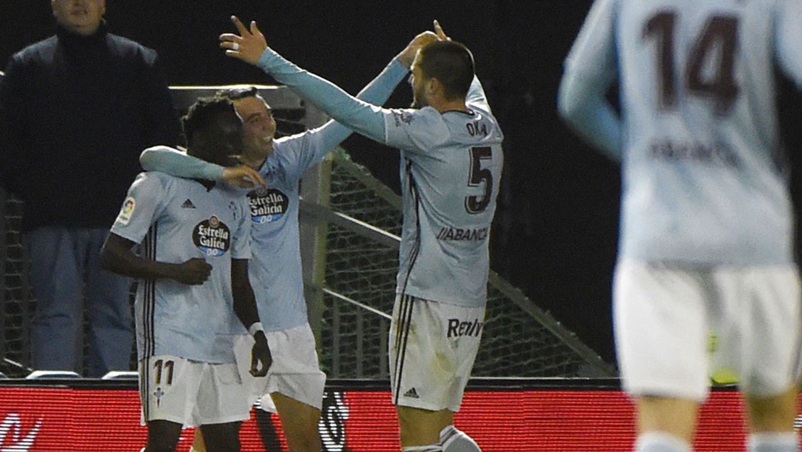 Pione Sisto, jugador del Celta de Vigo, celebra con sus compañeros el gol de la victoria