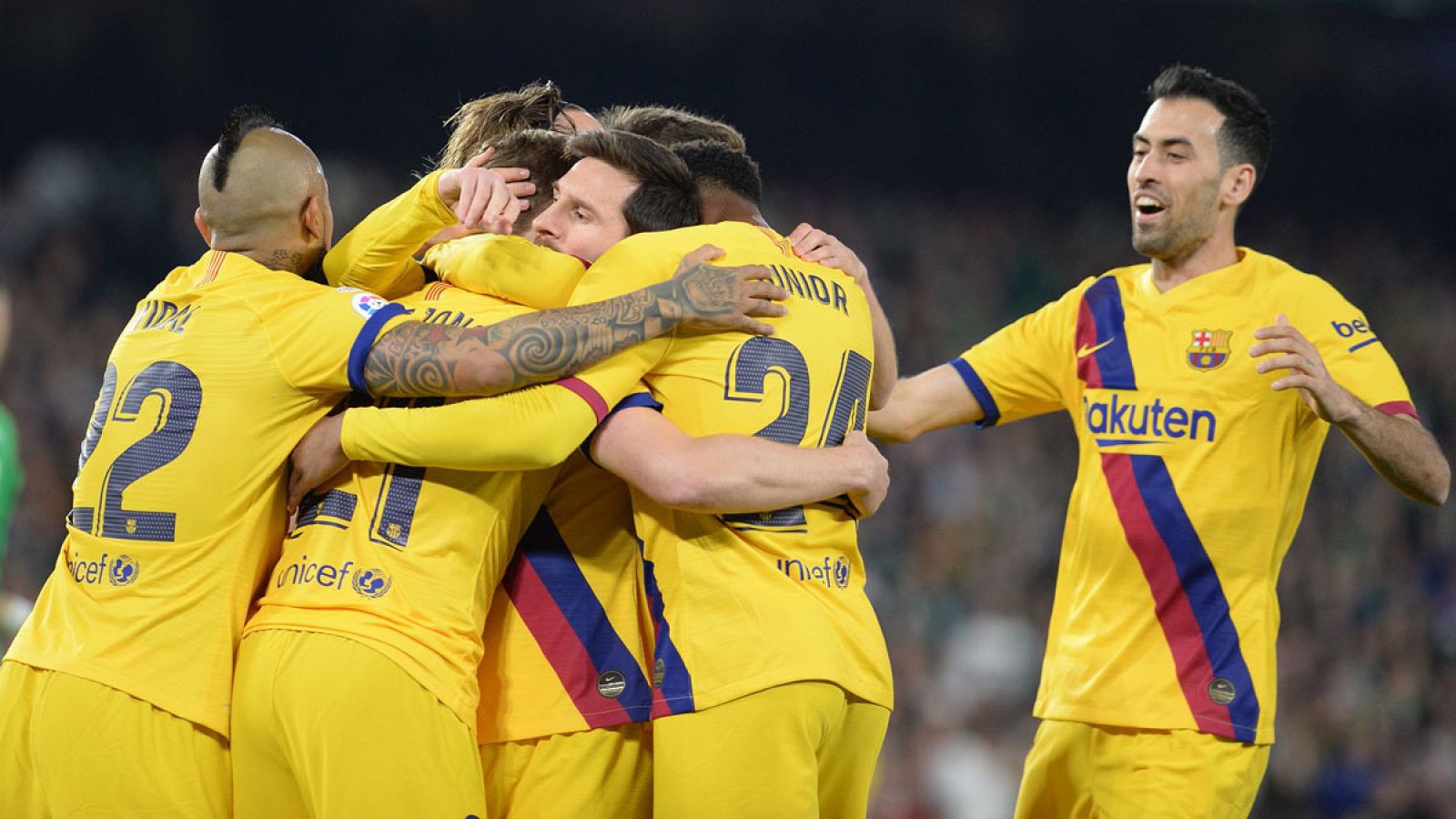 Jugadores del Barça celebran el gol de Frenkie de Jong