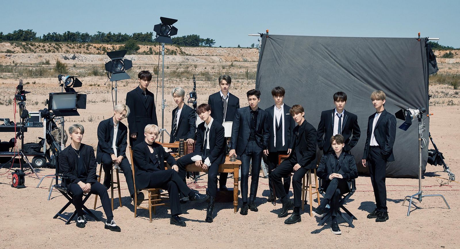 Los 13 miembros del grupo de música coreano Seventeen en el cartel oficial ed la gira 'Ode to You'