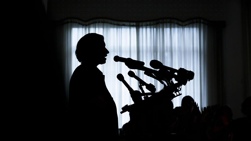 La silueta de la candidata Amy Klobuchar durante su mitin de campaña en Nueva Hampshire