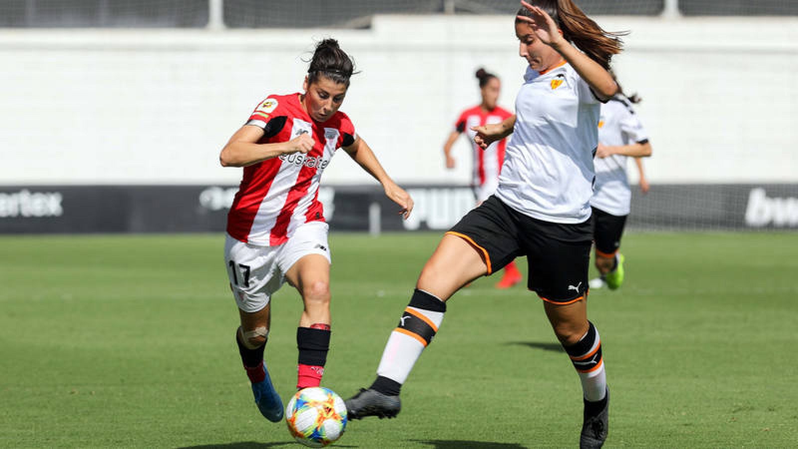 La jugadora del Valencia Femenino Cristina Cubedo (dcha) disputa un balón con la jugadora del Athletic de Bilbao Lucía García 