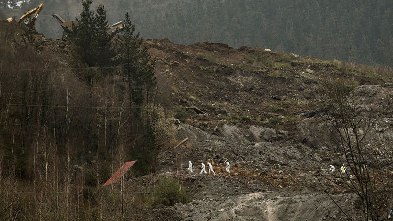 El equipo de búsqueda trabajando en el vertedero de Zaldibar
