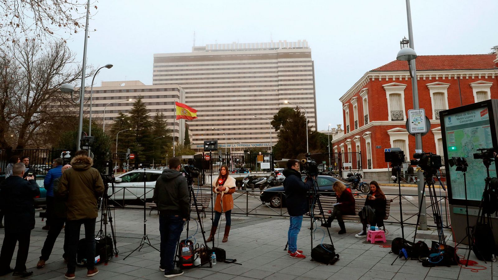 Varios medios de comunicación a las puertas del Hospital Militar Gómez Ulla de Madrid