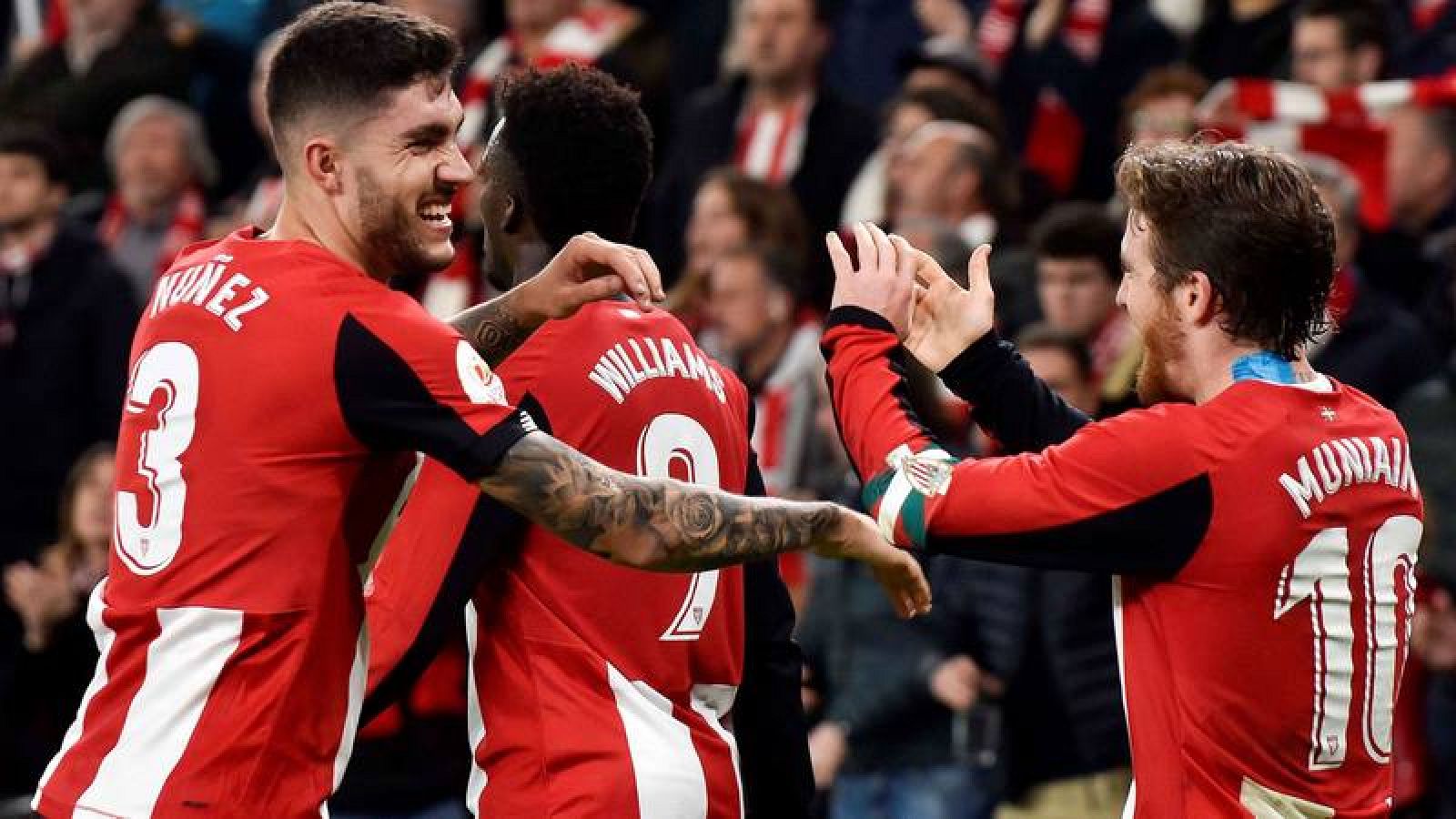  El centrocampista del Athletic Club de Bilbao Iker Muniain (d) celebra con sus compañeros su gol, primero de su equipo ante el Granada CF