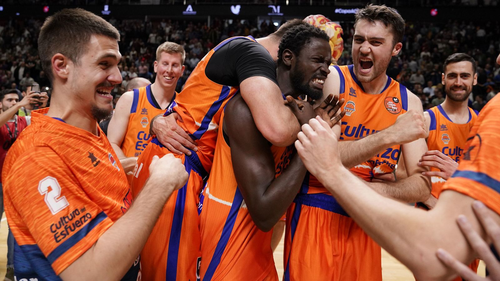 Los jugadores del Valencia Basket celebran el pase a semifinales.