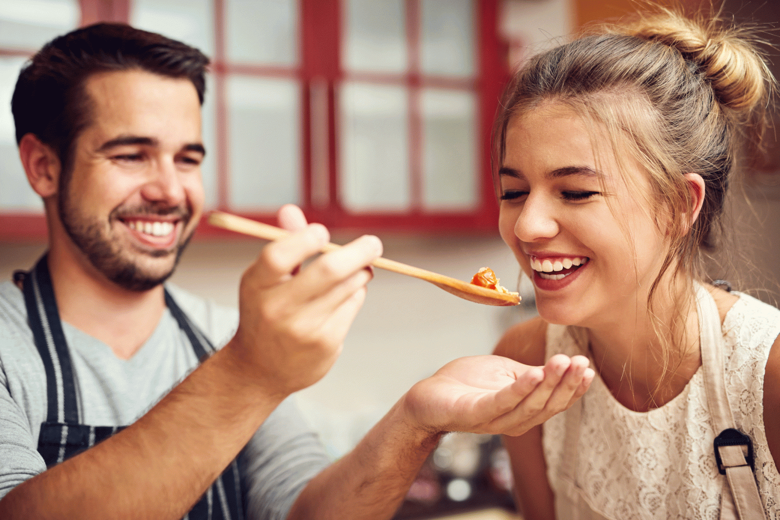 Pareja feliz comiendo