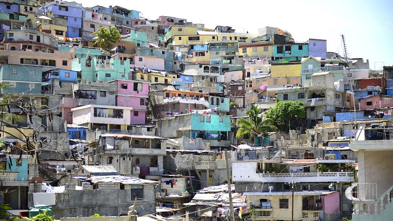 Casas apiladas en Puerto Príncipe, Haití