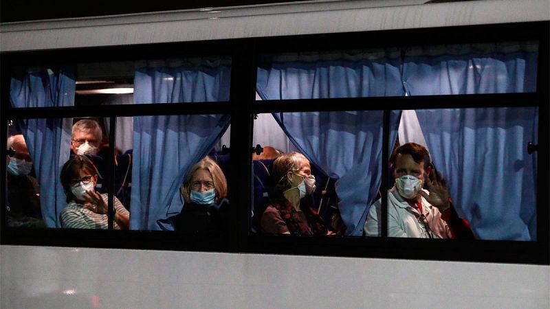 Ciudadanos estadounidenses abandonan en autobús el puerto de Yokohama tras bajar del Diamond Princess