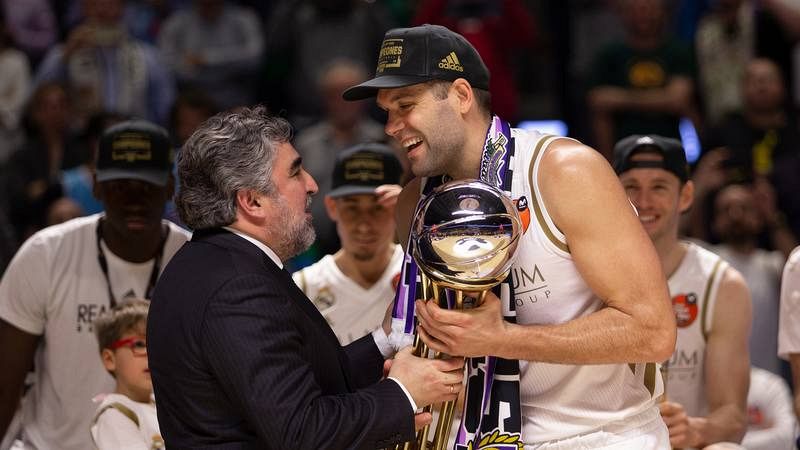 Felipe Reyes recibe el trofeo de la Copa del Rey 2020.