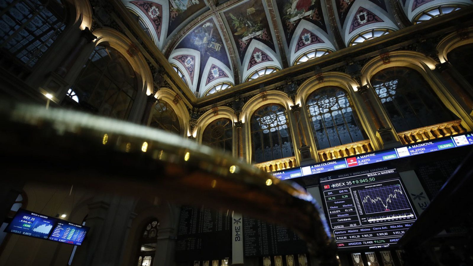 Un panel muestra la evolución del IBEX 35 en la Bolsa de Madrid