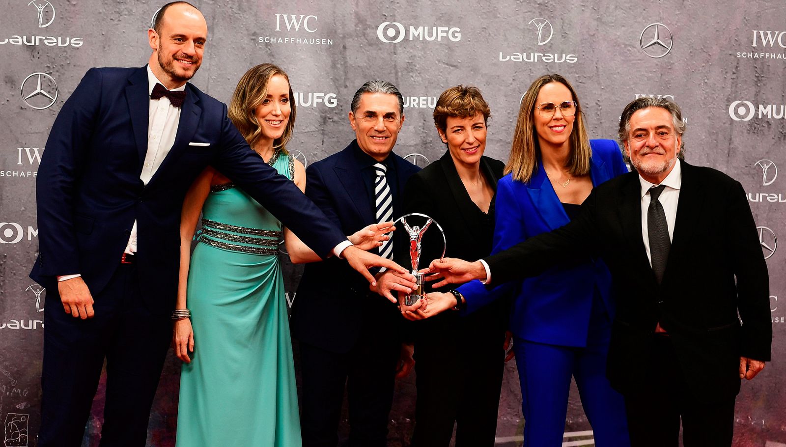 Los representantes del baloncesto español, con el Laureus.