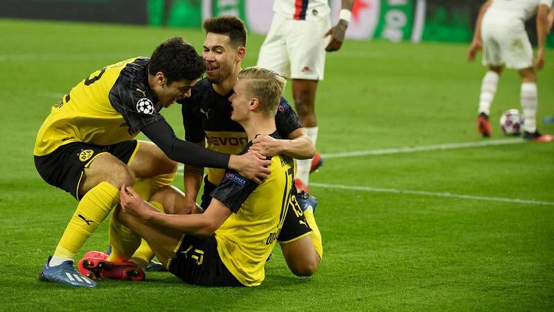 El jugador del Borussia Dortmund es felicitado por sus compañeros tras anotar el primer gol ante el PSG. 