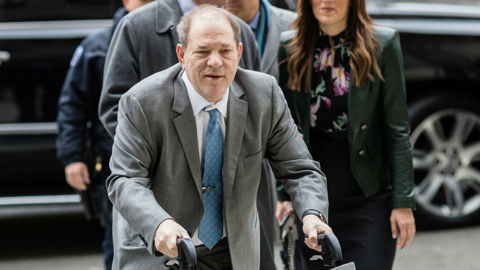 El exproductor Harvey Weinstein, en la entrada de la Corte Suprema de Nueva York, donde se decidirá si es culpable o no de cinco delitos.