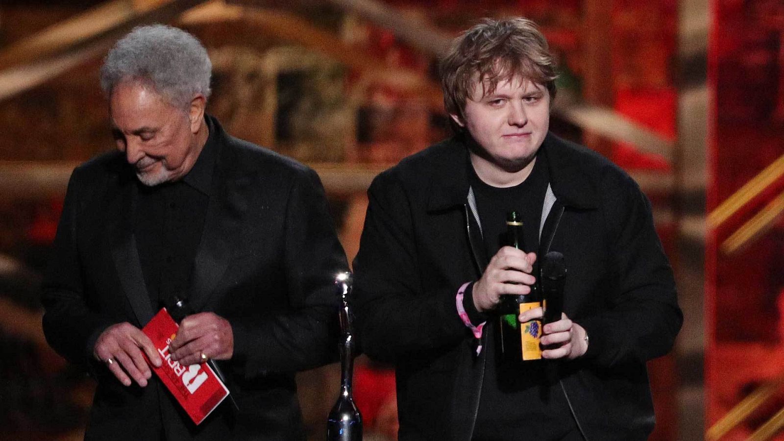 Lewis Capaldi celebra su premio alegremente