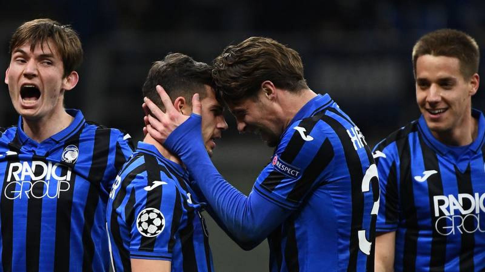 Los jugadores del Atalanta celebran uno de sus goles ante el Valencia.