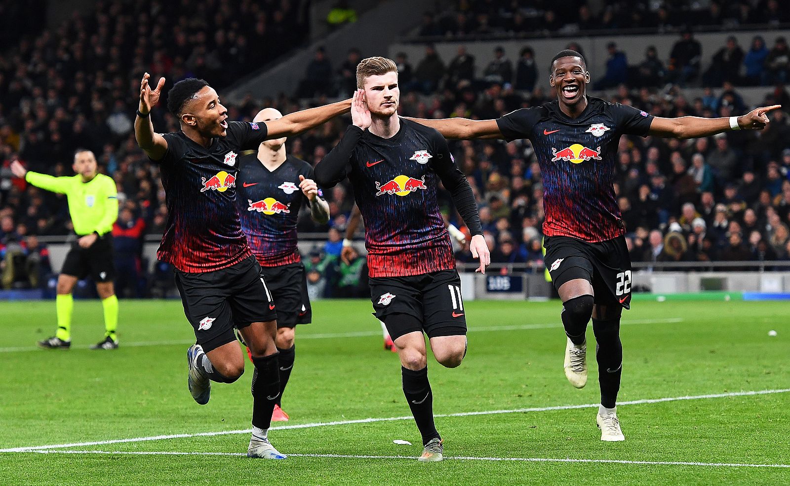 Timo Werner, en el centro, se lleva una mano a la oreja entre sus compañeros del Leipzig tras marcar en el campo del Tottenham