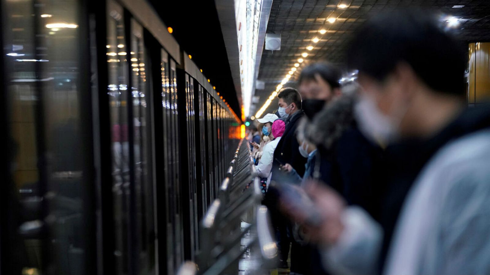 El metro de Shánghai en pleno brote del COVID-19, cuando había menos restricciones de circulación.