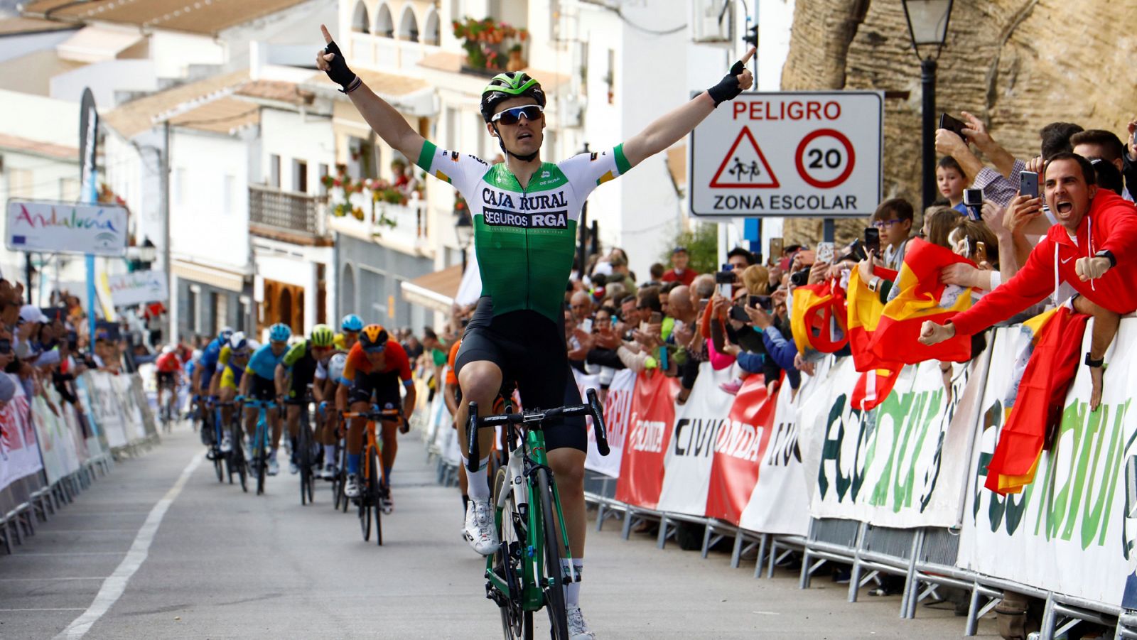El español Gonzalo Serrano gana la segunda etapa de la Vuelta a Andalucía.