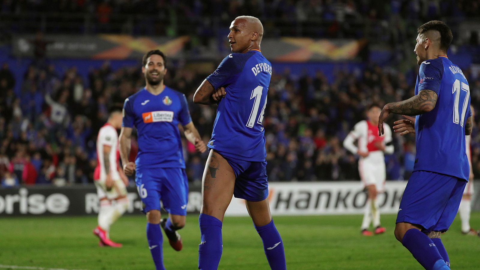 El delantero brasileño del Getafe, Deyverson celebra tras marcar el 1-0 ante el Ajax.