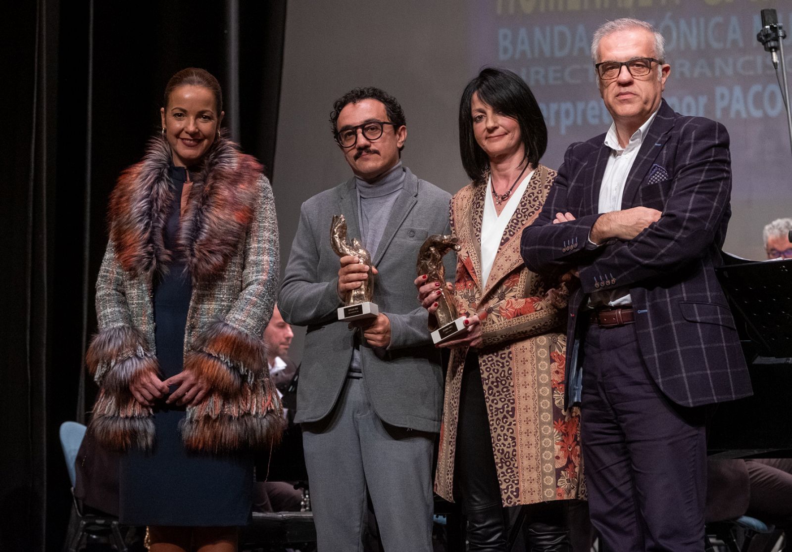 César Vallejo, segundo por la izquierda, tras recibir el premio