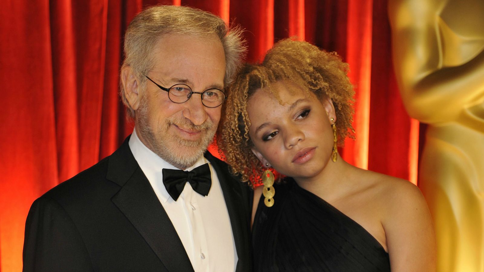 Mikaela junto a Steven Spielberg en la gala de los Oscar de 2009