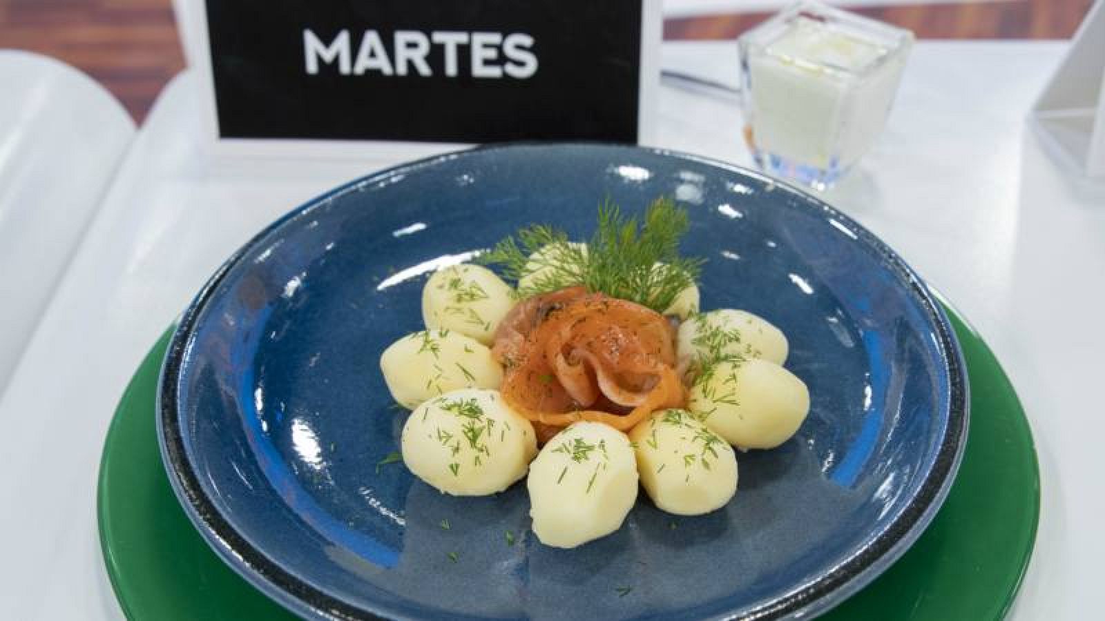 ENSALADA DE PATATA, SALMÓN Y ENELDO 