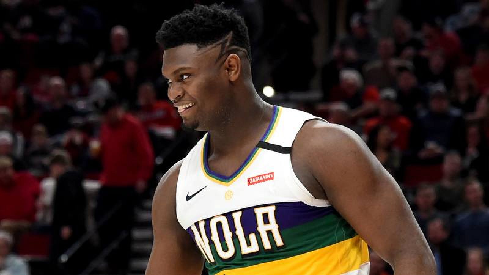 El jugador de los Pelicans sonríe durante su partido ante los Blazers.