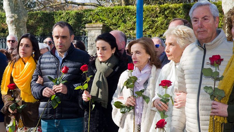 De i a d, los hijos de Fernando Buesa, Marta, Carlos y Sara,su viuda, Natividad Rodríguez, y los padres de su escolta, el ertzaina Jorge Díez, Begoña Elorza y José Antonio Díez, durante el homenaje floral al político y al policía