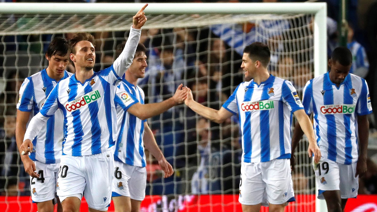 Los jugadores de la Real Sociedad celebran el gol del defensor Nacho Monreal (2i) ante el Valencia.