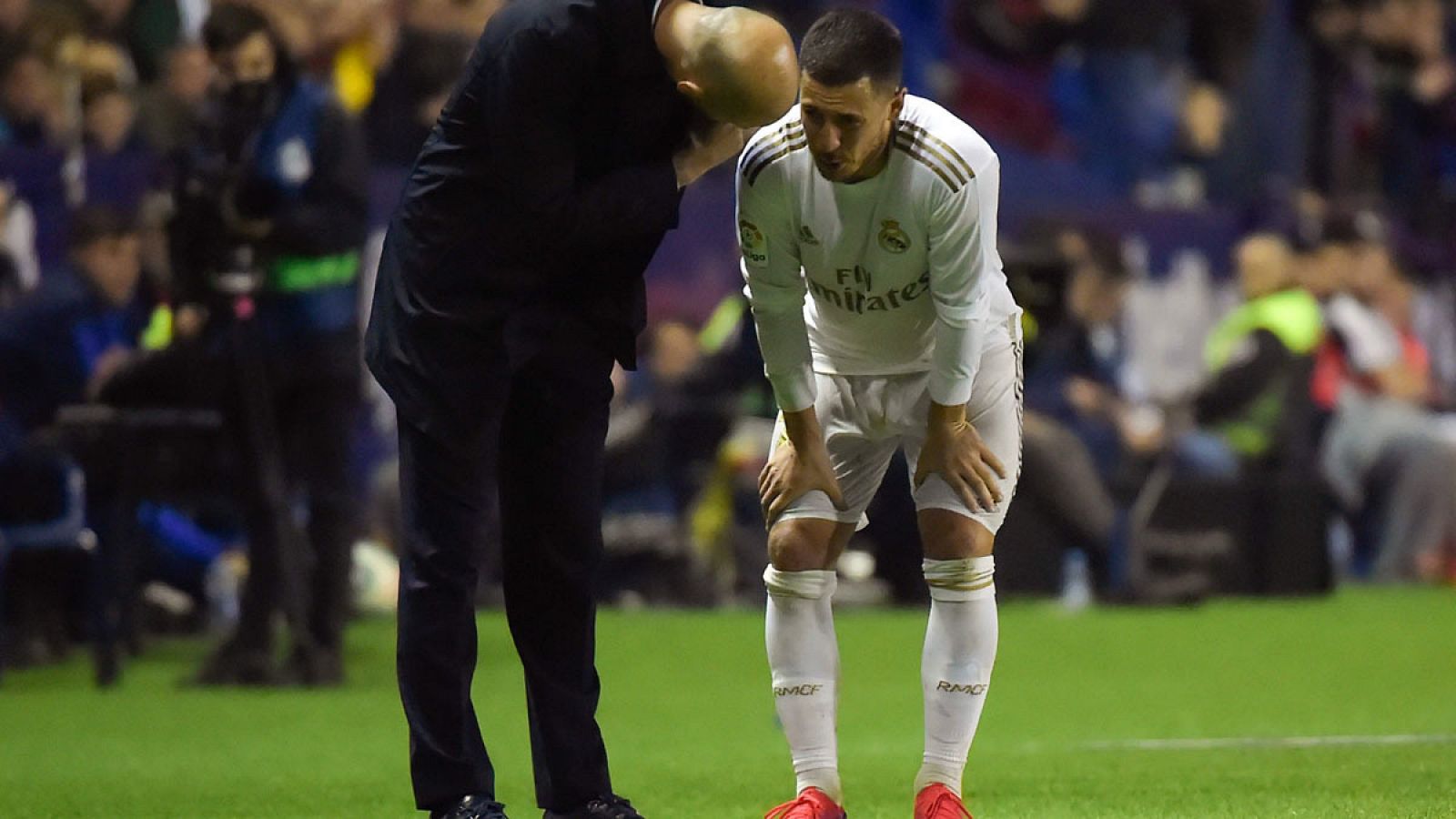 Zidane consuela a Hazard, lesionado