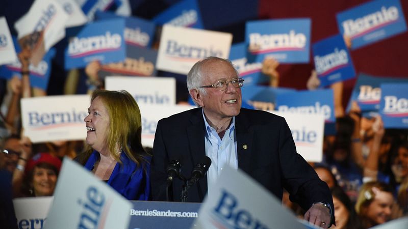El senador Bernie Sanders junto a su mujer celebrando su victoria en los caucus de Nevada.