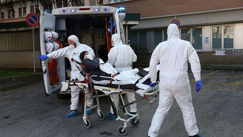 Los equipos sanitarios italianos trasladan a un posible enfermo de coronavirus en Padua