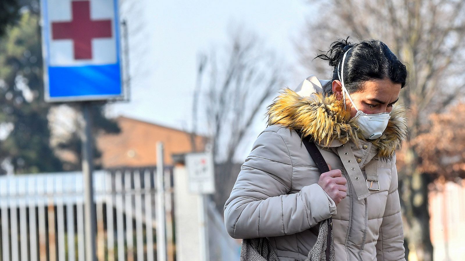 Una mujer con mascarilla sale del hospital de Codogno, foco del coronavirus en Italia