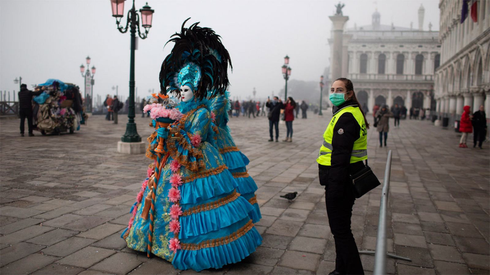 Una guardia de seguridad lleva mascarilla en Venecia durante el carnaval