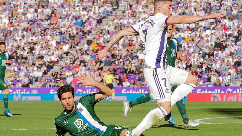 El jugador del RCD Espanyol Cabrera pelea por el balón con el jugador del Real Valladolid Guardiola.