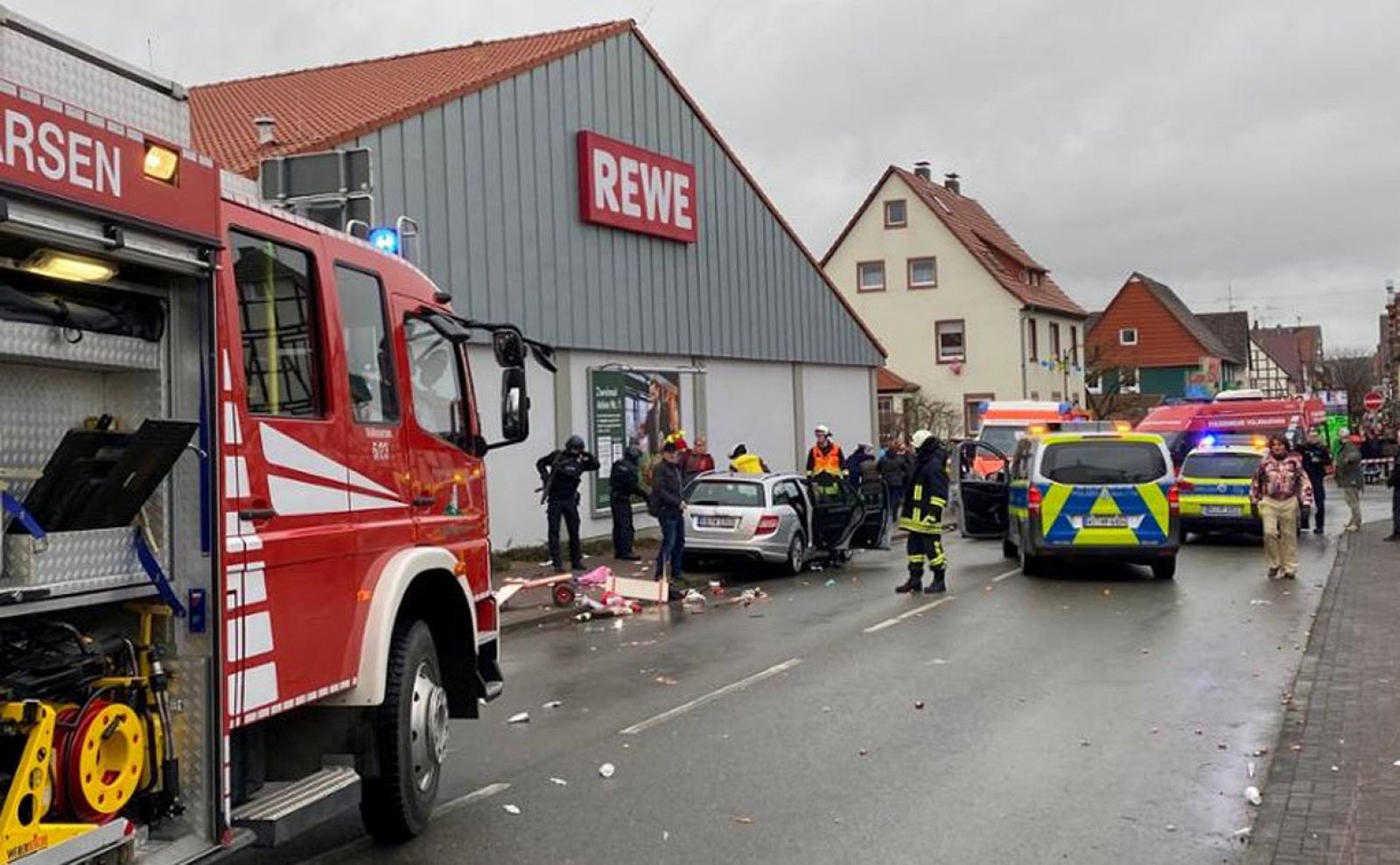 Atropello masivo a una multitud durante un desfile del carnaval en Volkmarsen, Alemani ile ilgili görsel sonucu