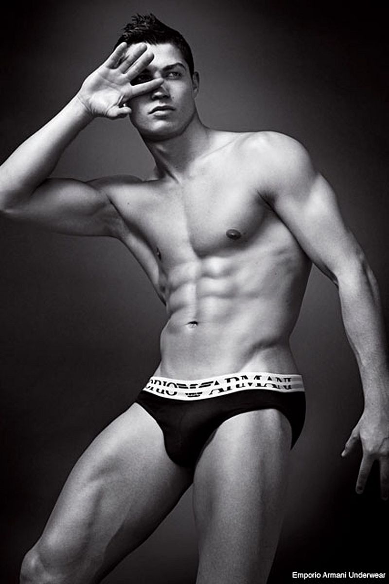 Cristiano Ronaldo posa en calzoncillos para una campaña de ropa interior