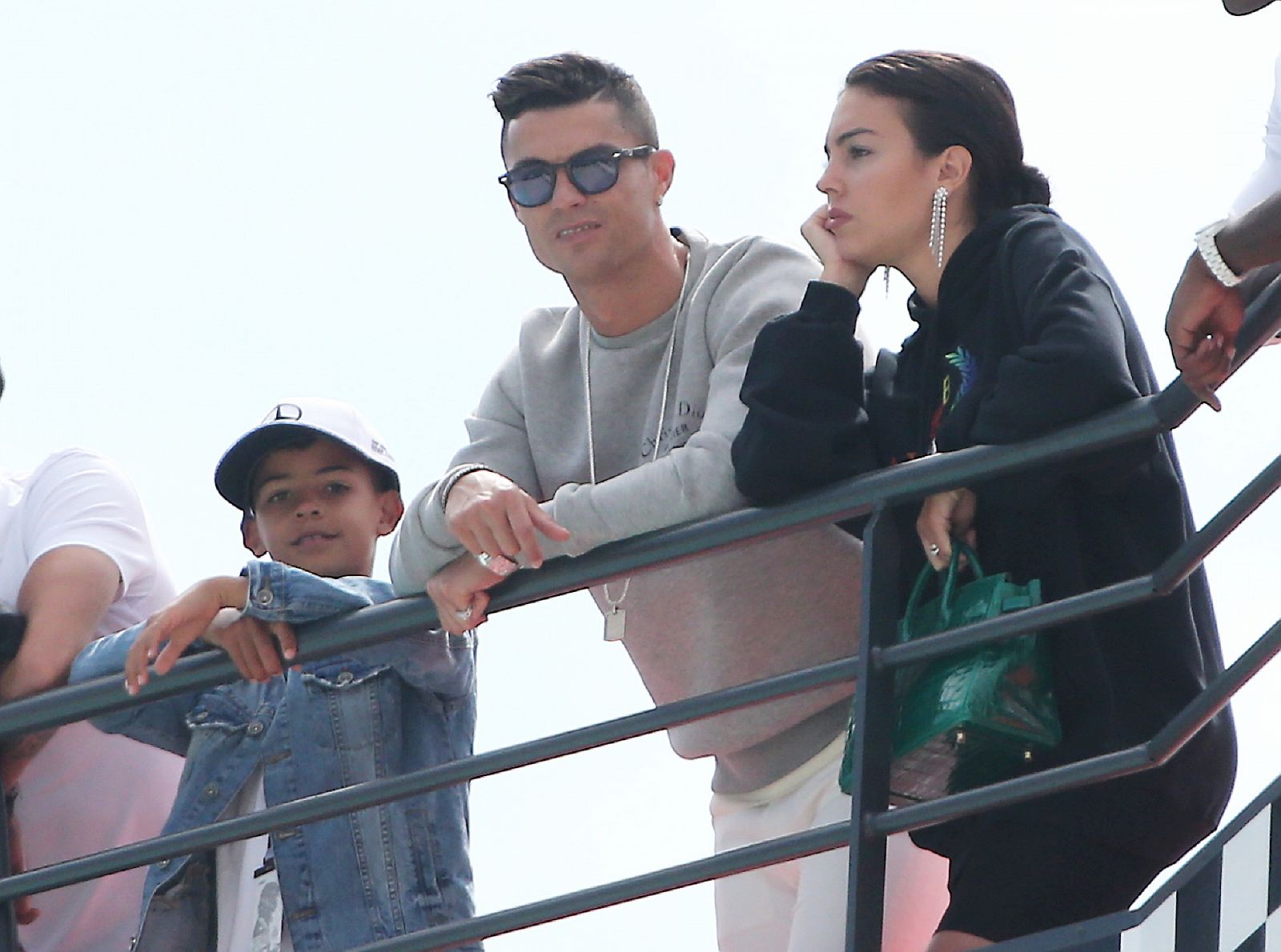 La familia de Cristiano Ronaldo en un palco viendo una competición deportiva. De izquierda a derecha: Su hijo, Cristiano Ronaldo Jr, Cristiano y su pareja, Georgina Rodríguez