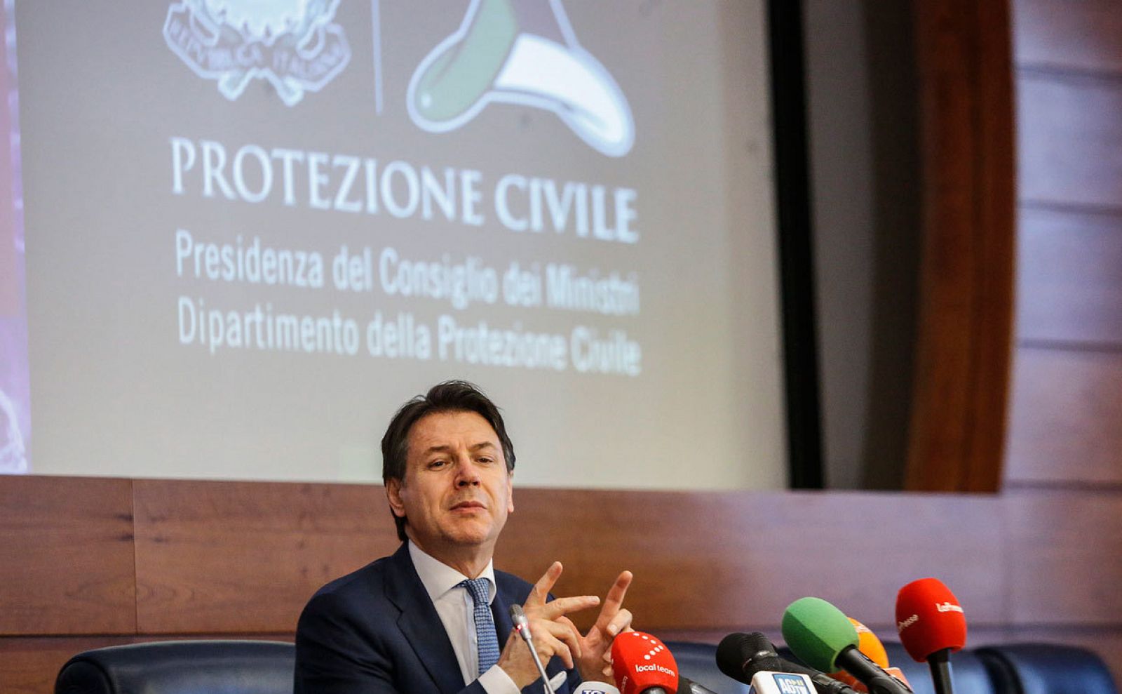 El primer ministro italiano, Giuseppe Conte, responde a las preguntas de los periodistas después de una reunión entre el Gobierno y las Regiones sobre la emergencia del coronavirus en la sede del Departamento de Protección Civil, en Roma