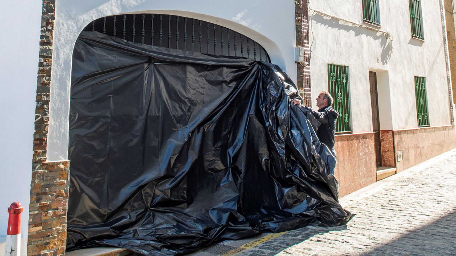 Exterior de la vivienda de Aznalcóllar donde vivía y fue asesinada la mujer.