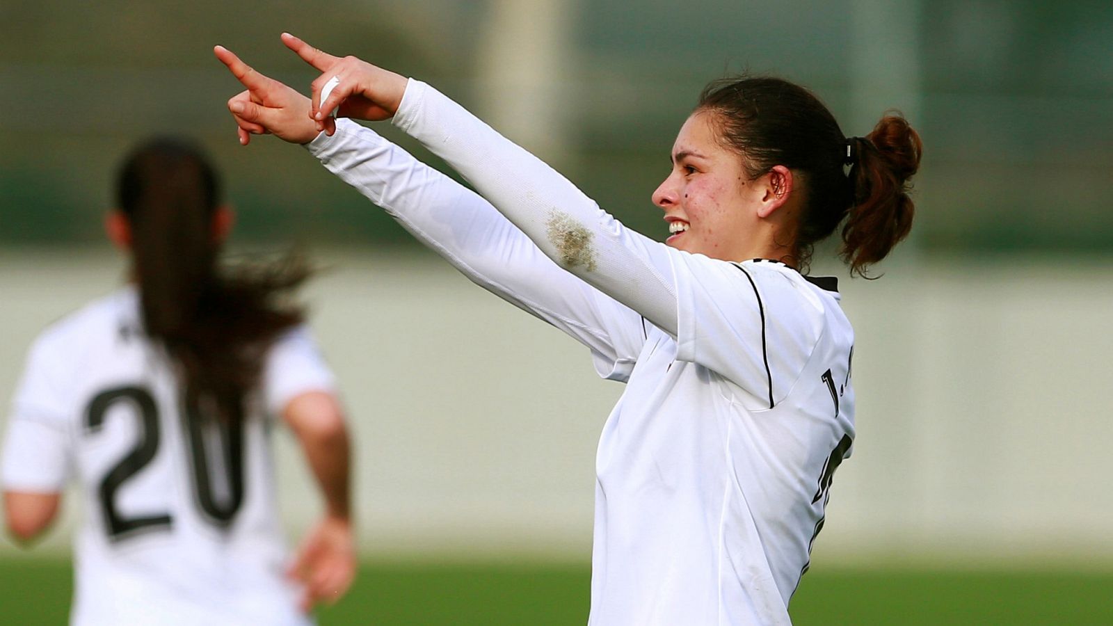 La delantera del CD TacónJessica Martínez (d), festeja su gol ante el Rayo Vallecano