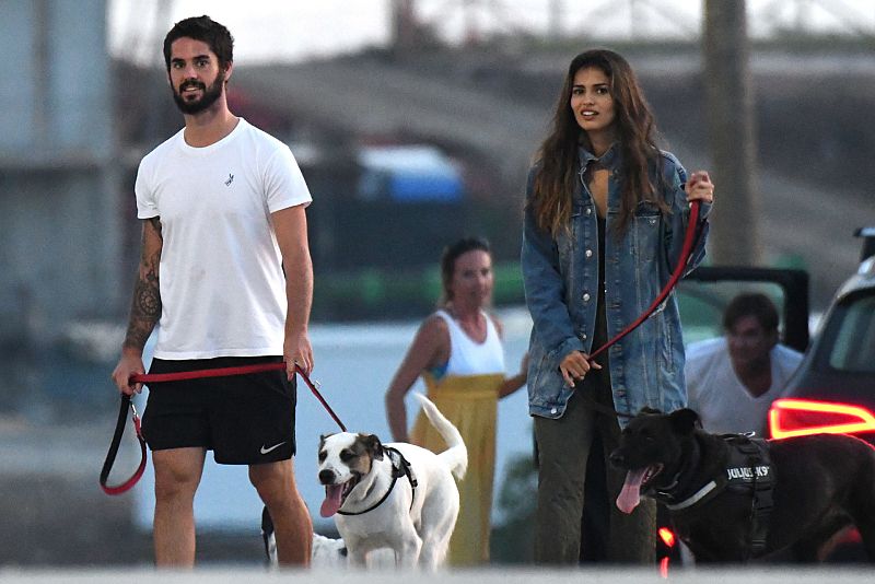 El futbolista Isco Alarcón y la actriz Sara Sálamo paseando por las calles de Málaga. 