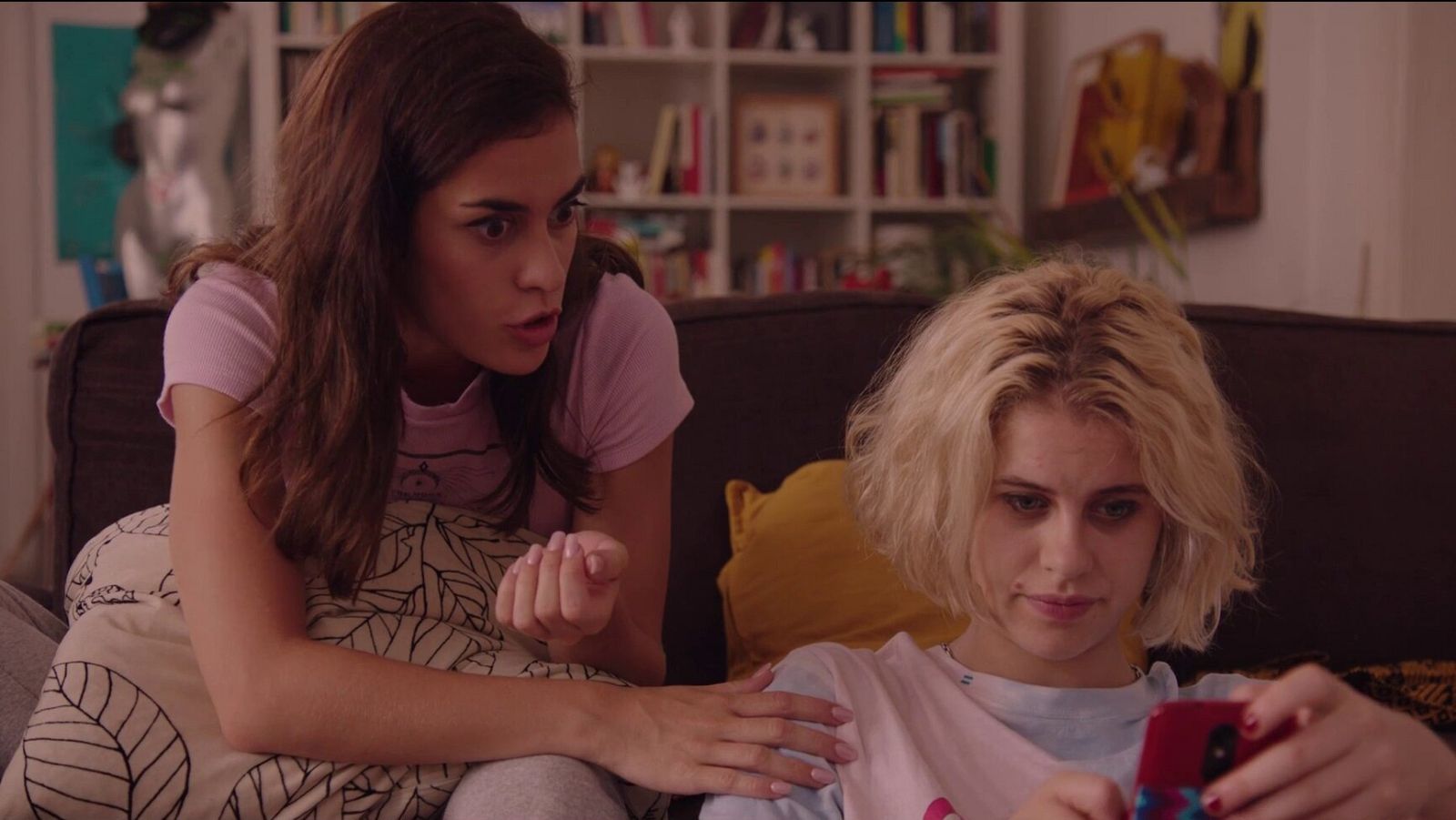 África y Scarlet miran el móvil en una escena de 'Drama'