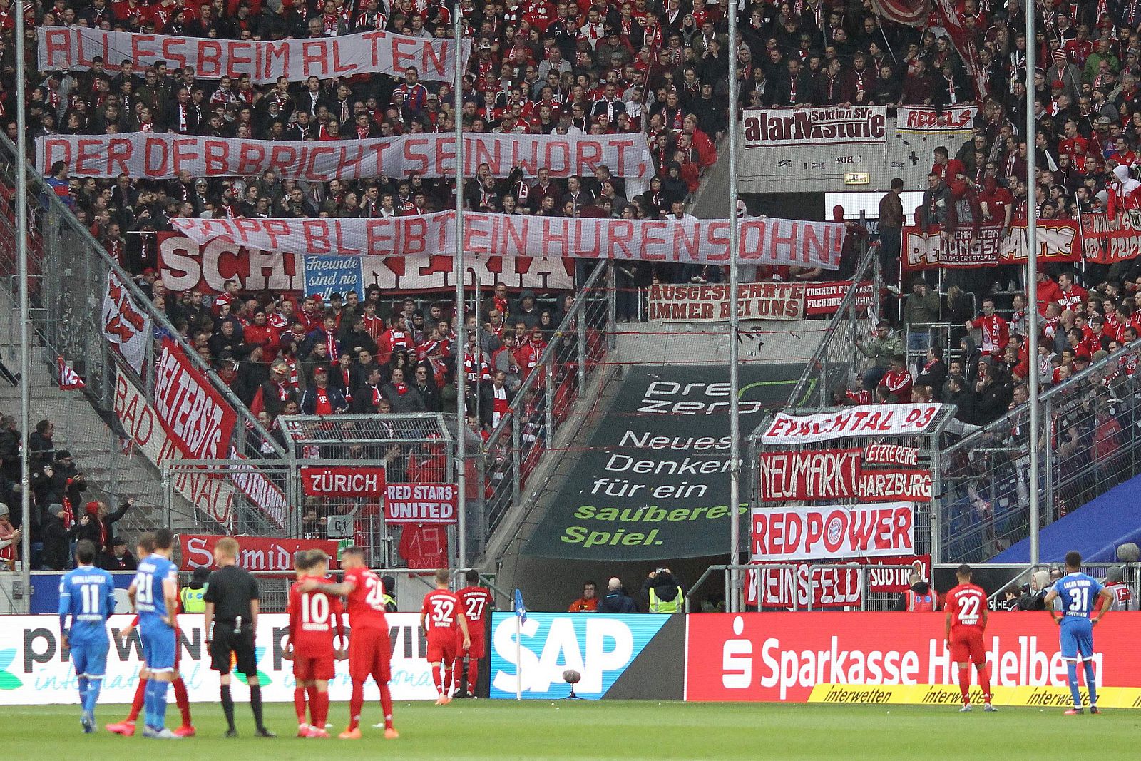 Hoffenheim y Bayer miran a la grada de los ultras bávaros