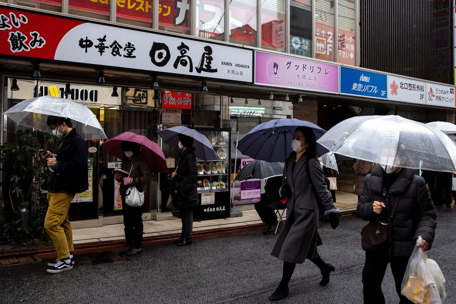 Ciudadanos japoneses hacen cola en una calle de Tokio