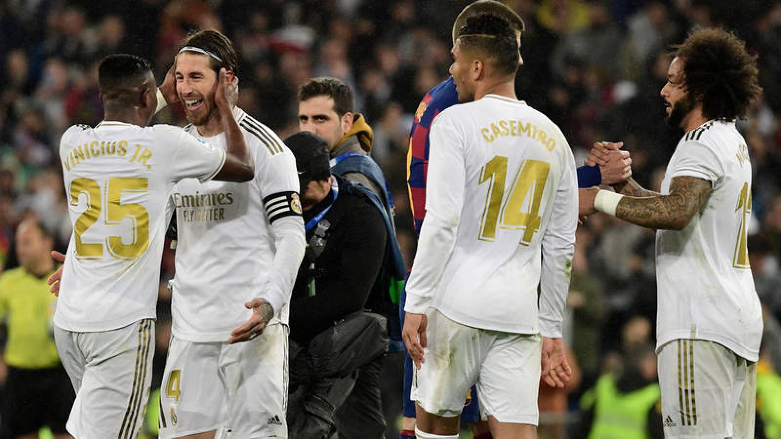 Los jugadores del Madrid se felicitan después de la victoria ante el Barça. 