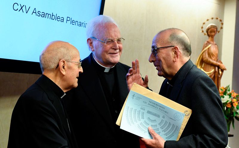 El presidente de la Conferencia Episcopal Española (CEE), Ricardo Blázquez (i) conversa con el cardenal Juan José Omella (d) durante la inauguración de la Asamblea Plenaria para elegir sucesor que se celebra este lunes en Madrid.