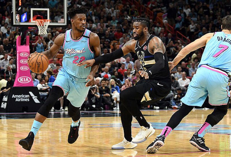 Jimmy Butler con la posesión de balón en ataque