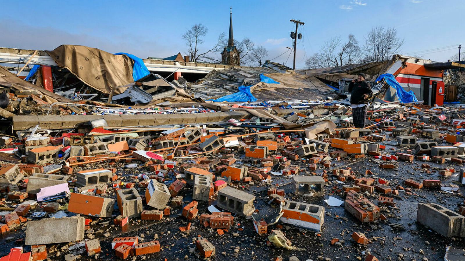 Una tienda de autoreparación de coches, arrasada tras el paso de un tornado por Nashville (Tennessee).